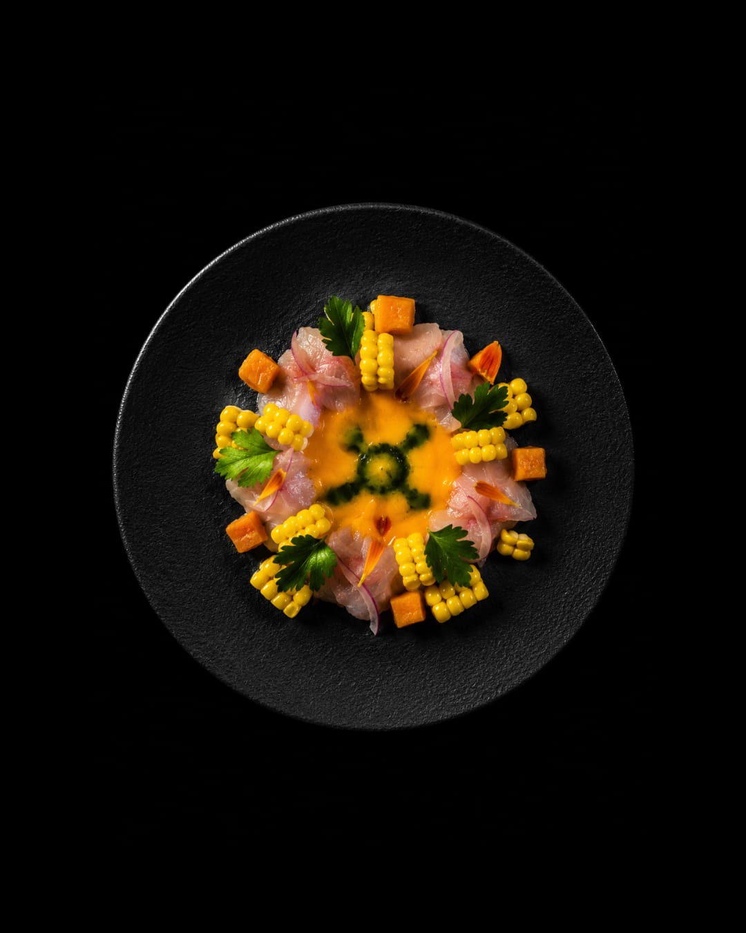 Paso 2 - Ceviche clásico con una crema de rocoto con aromas de ají picante y mar